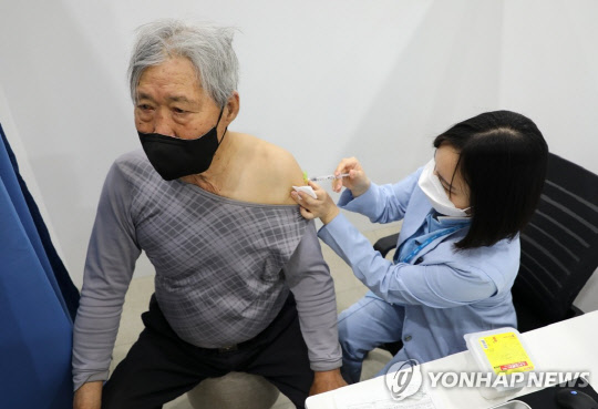만 75세 이상 코로나19 백신 접종이 본격 시작된 1일 오전 성동구청 코로나 예방접종센터에서 한 시민이 접종을 받고 있다. 연합뉴스